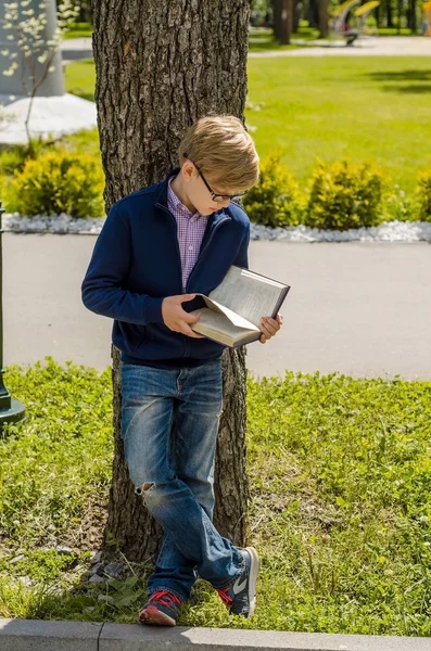 Adolescente está leyendo un libro —  Fotos de Stock