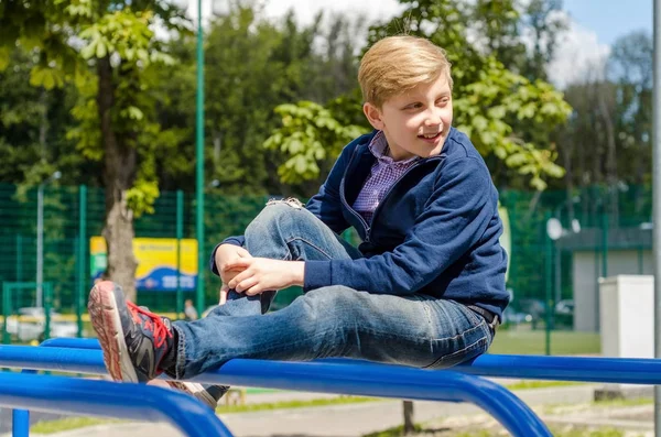 Adolescente en el besugo — Foto de Stock