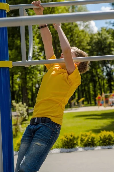 Adolescente en el besugo — Foto de Stock