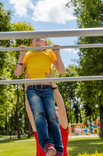 Hombre está ayudando a adolescente en el besugo — Foto de Stock