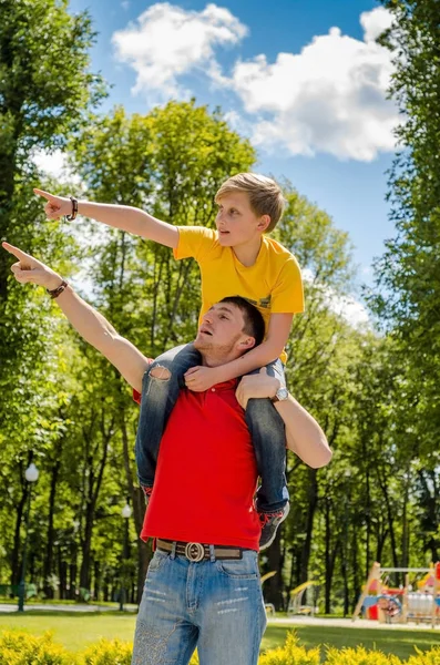 Teenages sedí na mladý mans krk — Stock fotografie