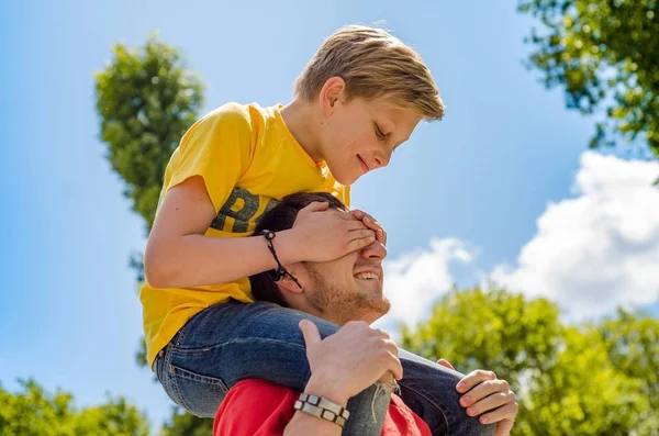 Teenages zit op jonge mans nek — Stockfoto