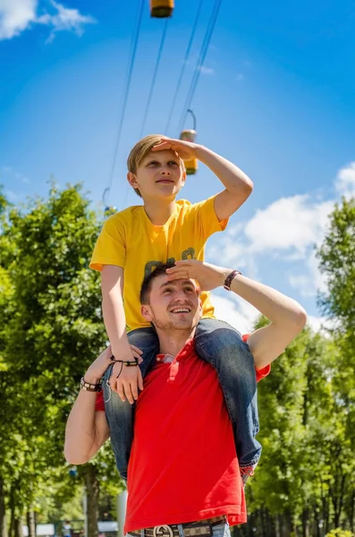 Teenages sedí na mladý mans krk — Stock fotografie