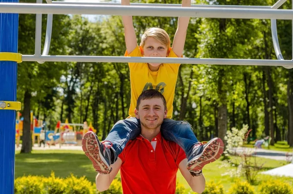 Genç adam genç barbun üzerinde yardım ediyor