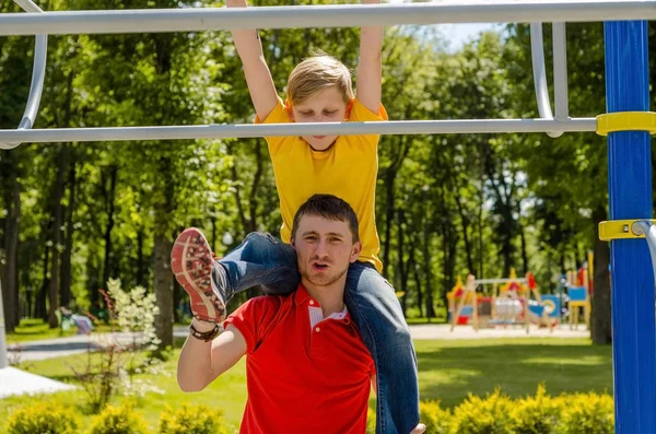 Genç adam genç barbun üzerinde yardım ediyor