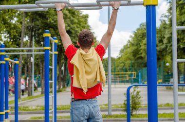 Barbun üzerinde genç adam