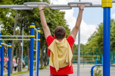 Barbun üzerinde genç adam