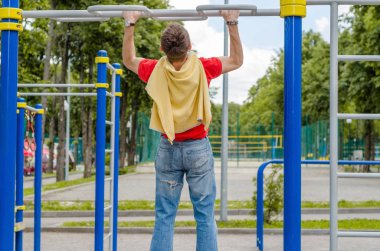 Barbun üzerinde genç adam