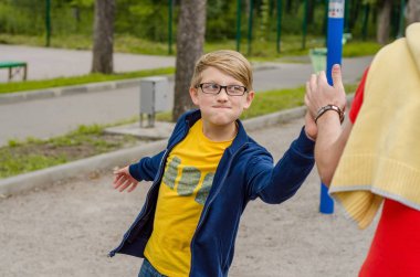 Genç adam genç ile oynuyor