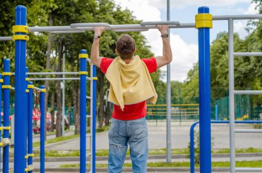 Barbun üzerinde genç adam