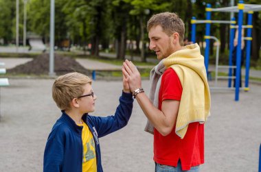 Genç adam genç ile oynuyor