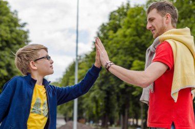 Genç adam genç ile oynuyor