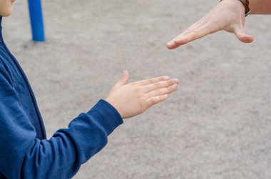 Genç adam genç ile oynuyor