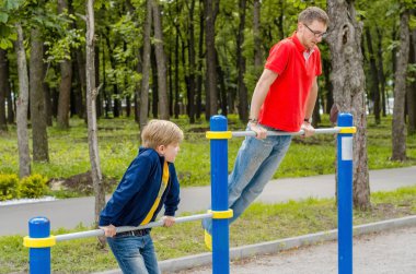 adam oğlanla barbun üzerinde