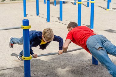 adam gönderme yapıyor ups genç kızla