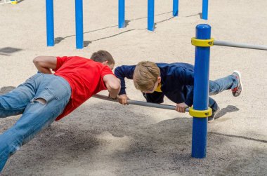 adam gönderme yapıyor ups genç kızla