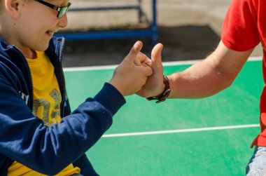 Genç adam genç ile oynuyor