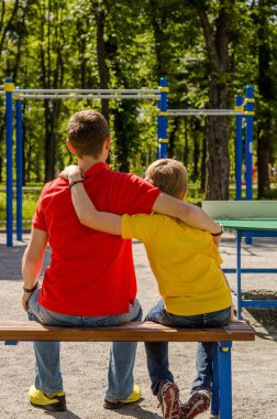 Genç adam genç kızla oturuyor