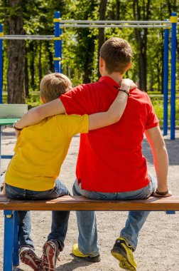 Genç adam genç kızla oturuyor