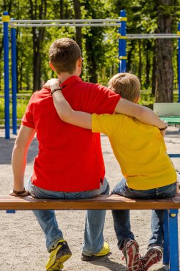 Genç adam genç kızla oturuyor