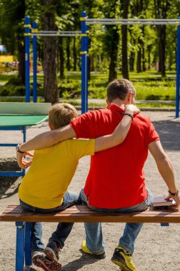 Genç adam genç kızla oturuyor