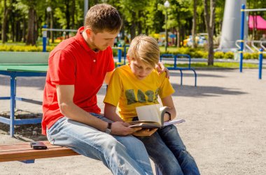 Genç delikanlı ile bir kitap okuyor