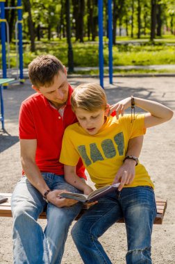 Genç delikanlı ile bir kitap okuyor