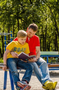 Genç delikanlı ile bir kitap okuyor