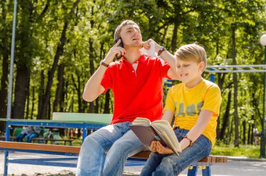 Genç delikanlı ile bir kitap okuyor