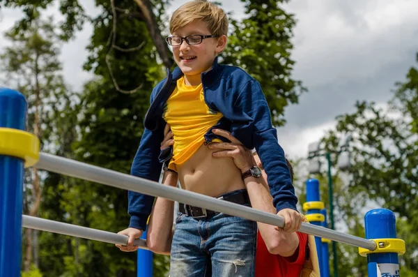 Młody człowiek jest heling nastolatek na leszcze — Zdjęcie stockowe