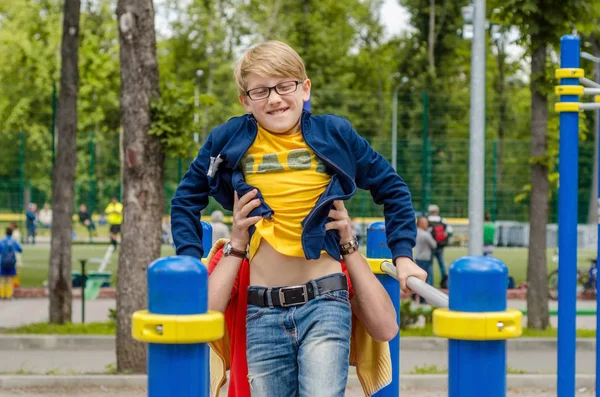 Νεαρός άνδρας είναι heling έφηβο για τις συναγρίδες — Φωτογραφία Αρχείου