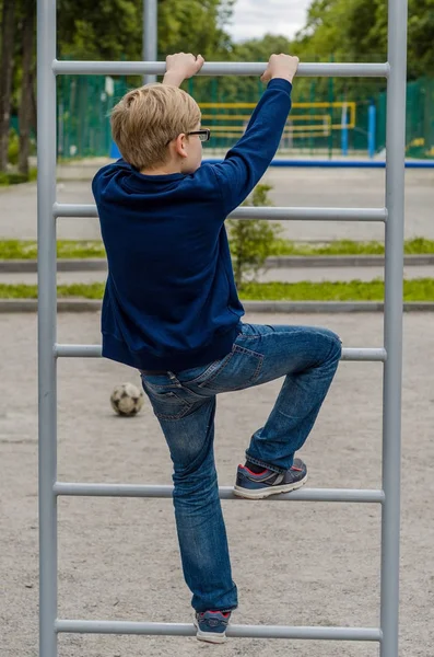 Adolescent sur les brèmes — Photo