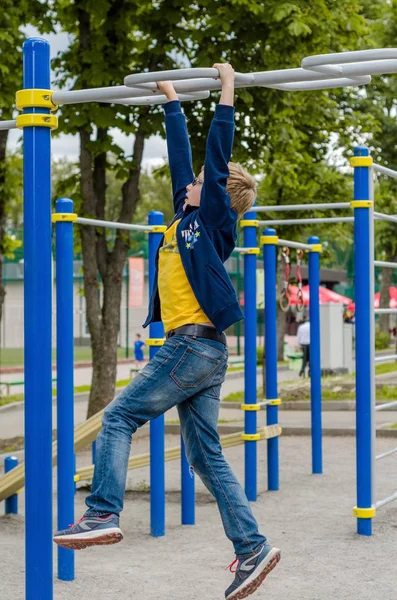 Adolescente en el besugo — Foto de Stock