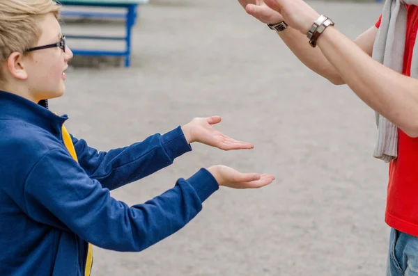 Ung man spelar med tonåringen — Stockfoto