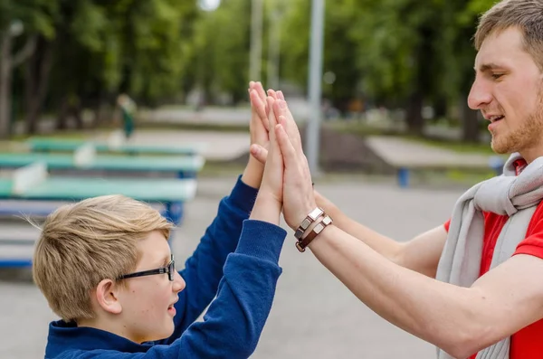 Mladý muž je hrát s teenager — Stock fotografie