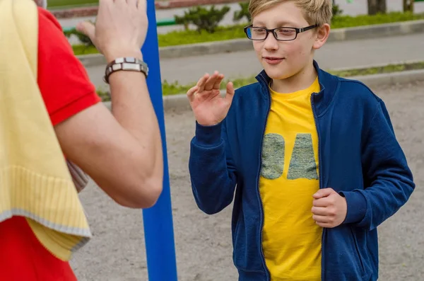 Joven hombre está jugando con el adolescente —  Fotos de Stock