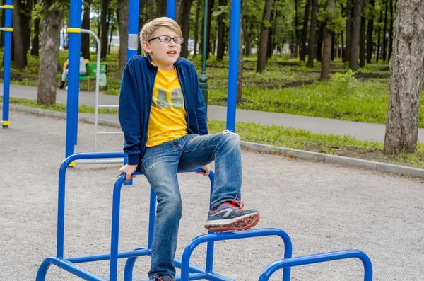 Adolescente en besugo — Foto de Stock