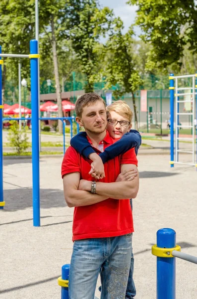 Junger Mann mit dem Teenager — Stockfoto