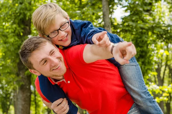 Mladý muž s teenager — Stock fotografie