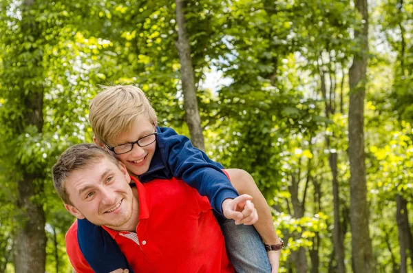 Mladý muž s teenager — Stock fotografie