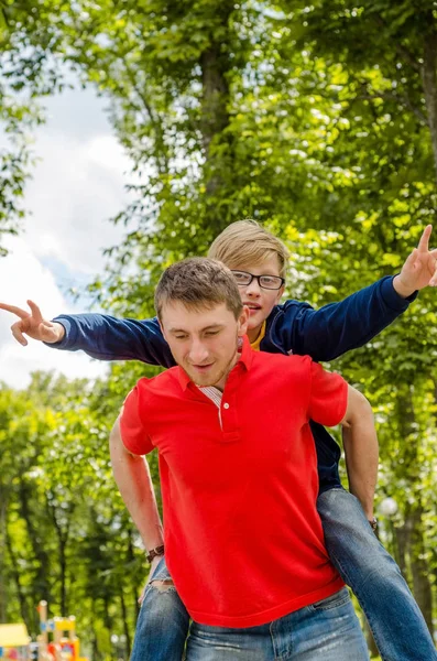 Mladý muž s teenager — Stock fotografie