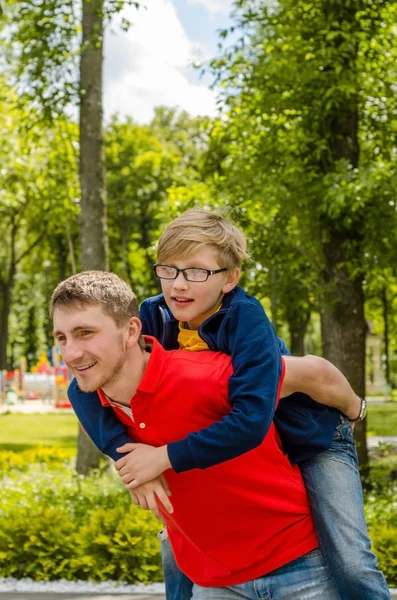 Junger Mann mit dem Teenager — Stockfoto