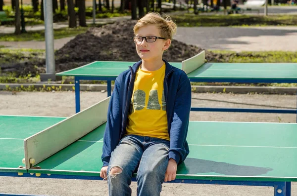 Adolescente está sentado en el parque — Foto de Stock