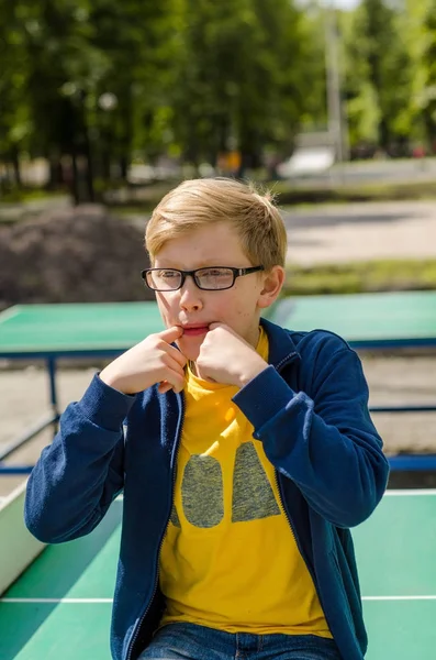 Adolescente está sentado en el parque — Foto de Stock