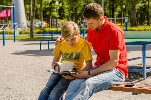 Tonåringen en bok med ung man — Stockfoto