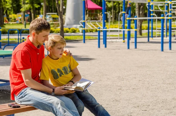 Tonåringen en bok med ung man — Stockfoto