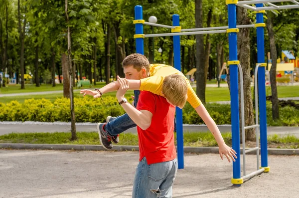 Young man is playing with teenager — Stock Photo, Image
