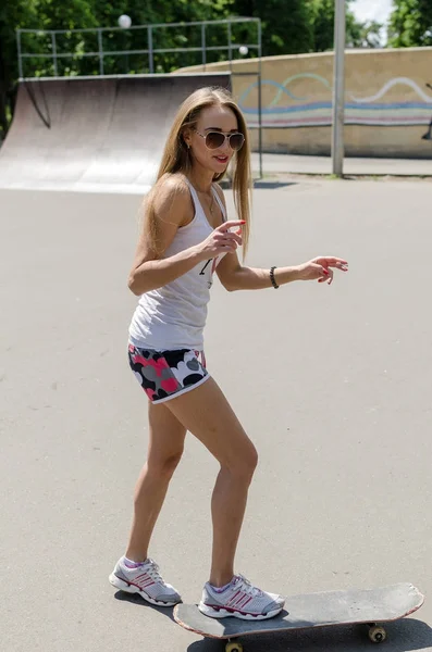 Mulher com skate no parque — Fotografia de Stock