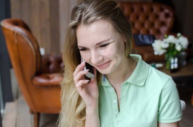 kadın cafede cep telefonunu kullanıyor