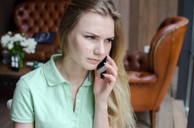 kadın cafede cep telefonunu kullanıyor